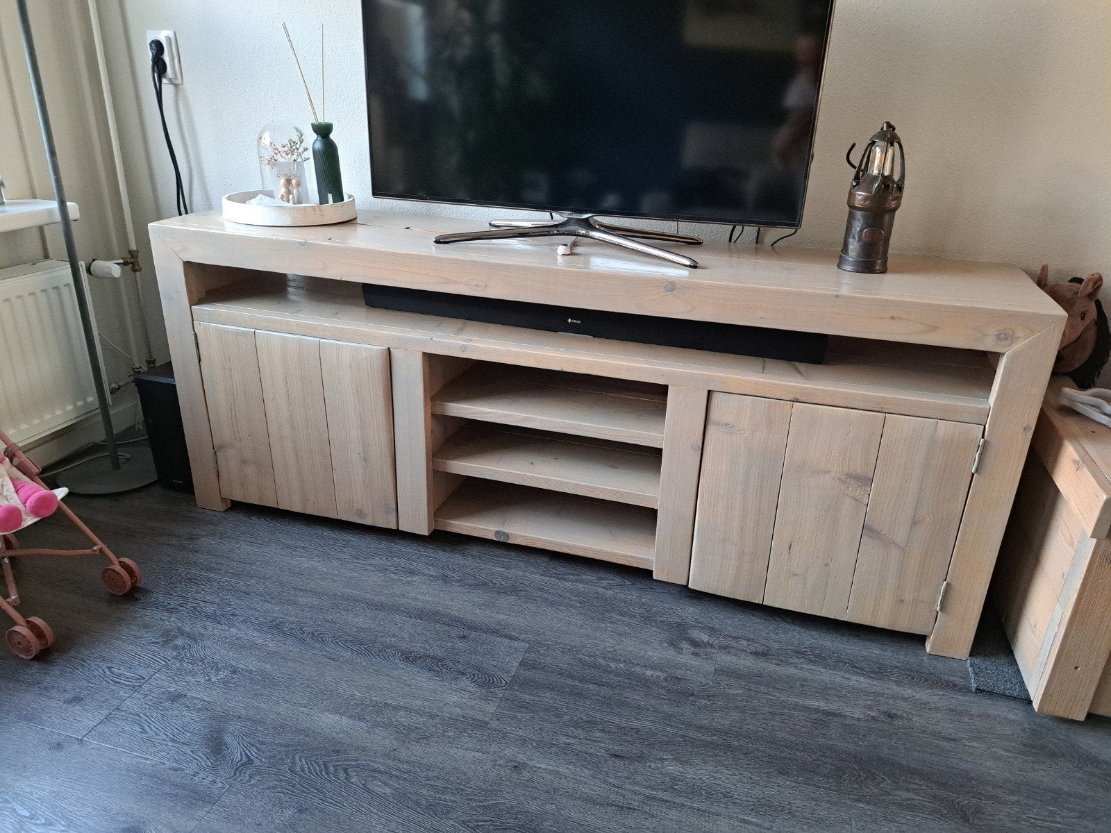 Houten tv-meubel met opbergruimte, Ophalen