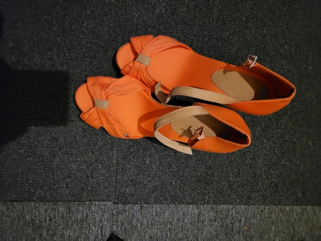 Nieuwe Tommy Hilfiger sleehakken maat 41, Nieuw, Oranje, Tommy Hilfiger, Sandalen of Muiltjes