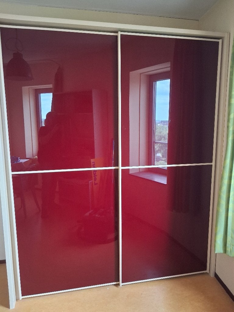 Kledingkast Rood, Ophalen, Met deur(en), Gebruikt, 50 tot 100 cm