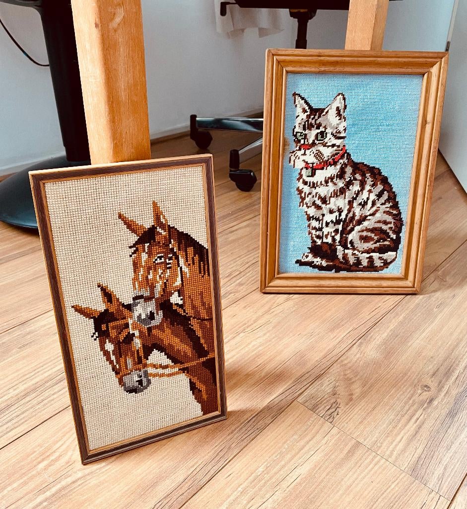 Geborduurde schilderijtjes: een paard en een poes, Minder dan 50 cm, Gebruikt, Overige typen, Ophalen of Verzenden