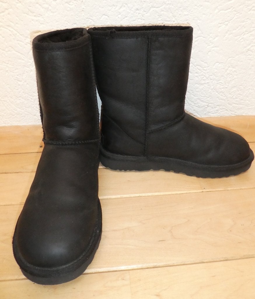 UGG vachtlaarzen zwart maat 39 Classic Short Leather ZGAN, Kleding | Dames, Schoenen, Hoge laarzen, UGG, Verzenden, Zwart