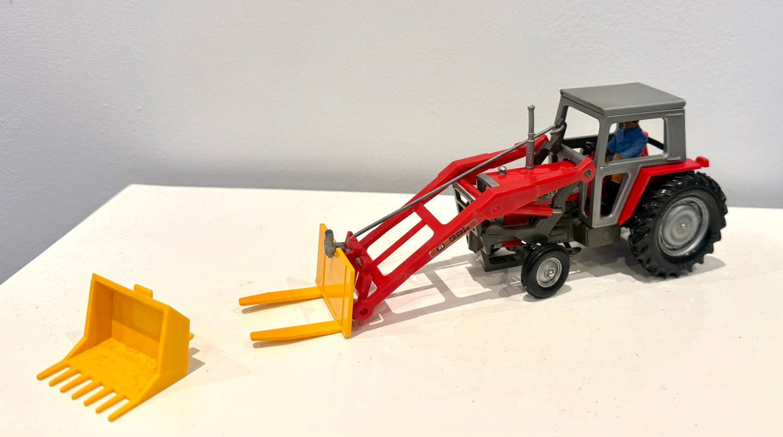 Britains Ltd Massey Ferguson 595 tractor, Verzenden, Gebruikt, Tractor of Landbouw, Britains