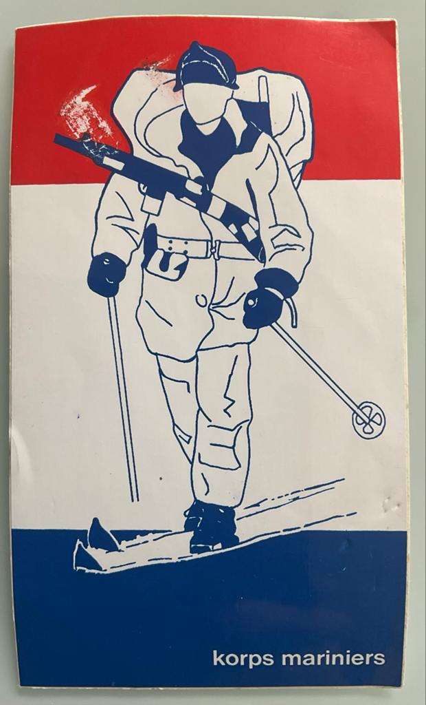 Vintage sticker Korps Mariniers Skiër, Ophalen of Verzenden, Marine, Nederland, Embleem of Badge