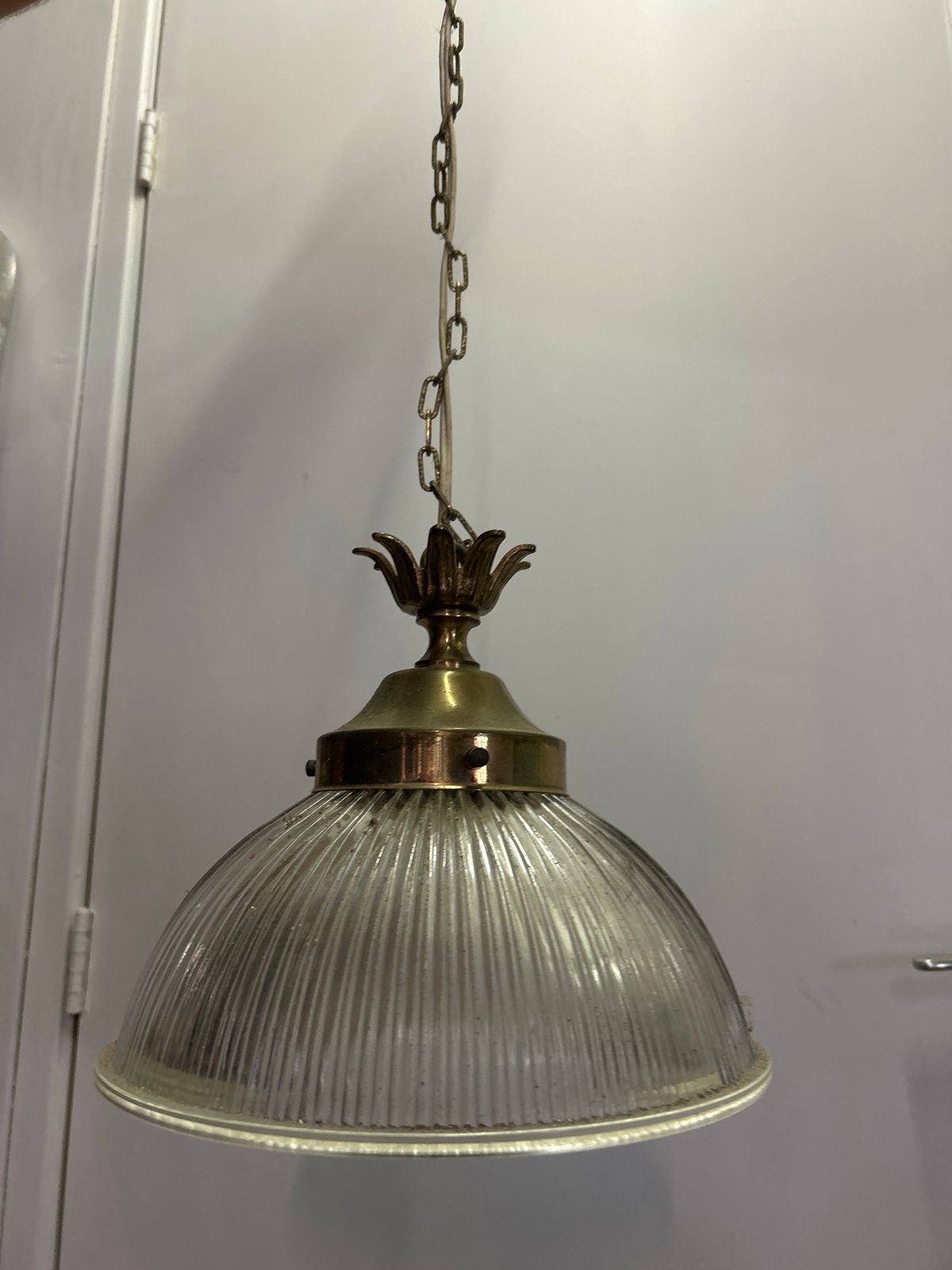 Vintage hanglamp met geribbeld glas en messing details, Ophalen of Verzenden