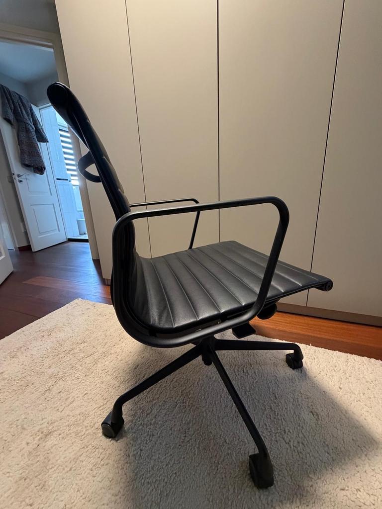 Vitra Eames EA 117 Bureaustoel, Huis en Inrichting, Bureaustoelen, Ophalen, Zwart, Zo goed als nieuw, Bureaustoel