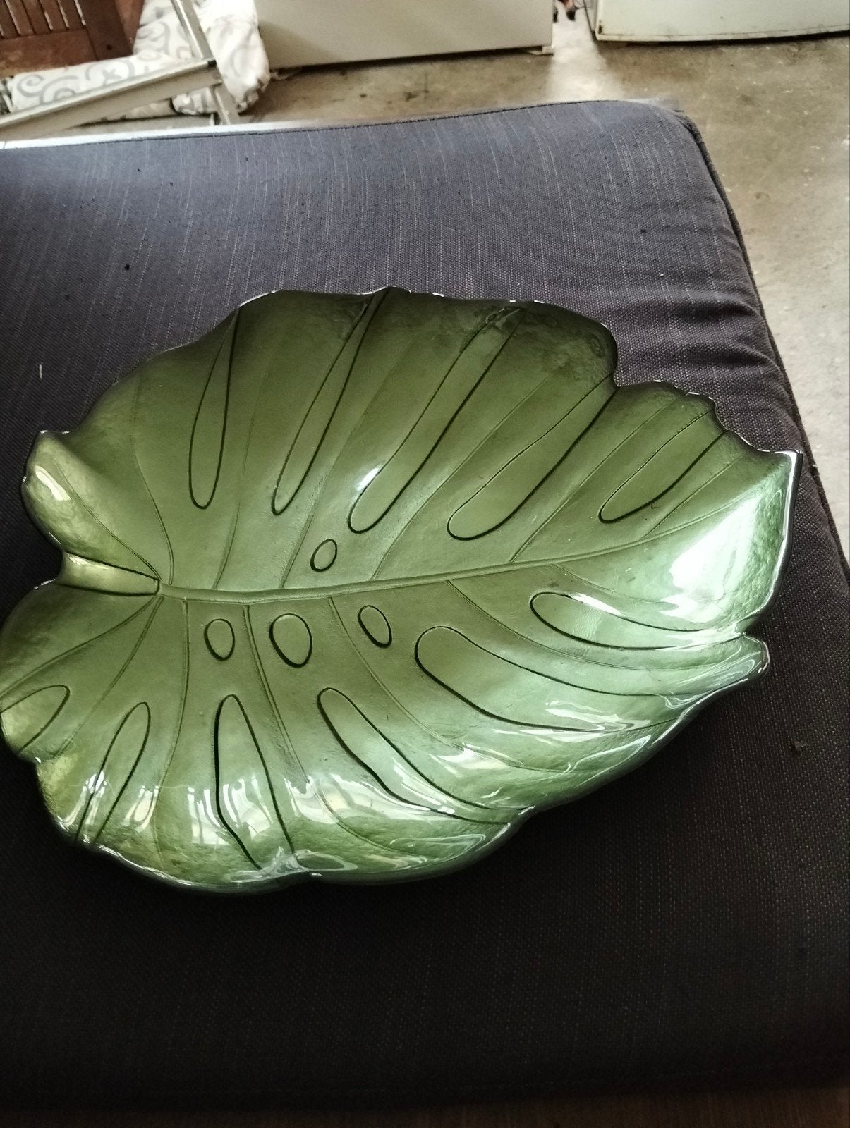 Decoratieve schaal in de vorm van een Monstera blad, Schaal, Ophalen of Verzenden, Overige vormen, Glas