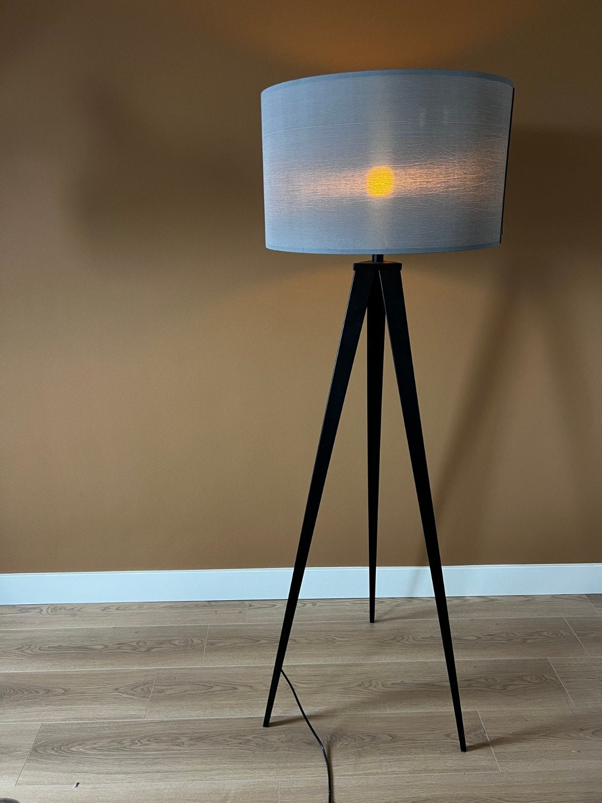 Staande vloerlamp (Zuiver tripod), kleur zwart, Huis en Inrichting, Lampen | Vloerlampen, Ophalen, 150 tot 200 cm