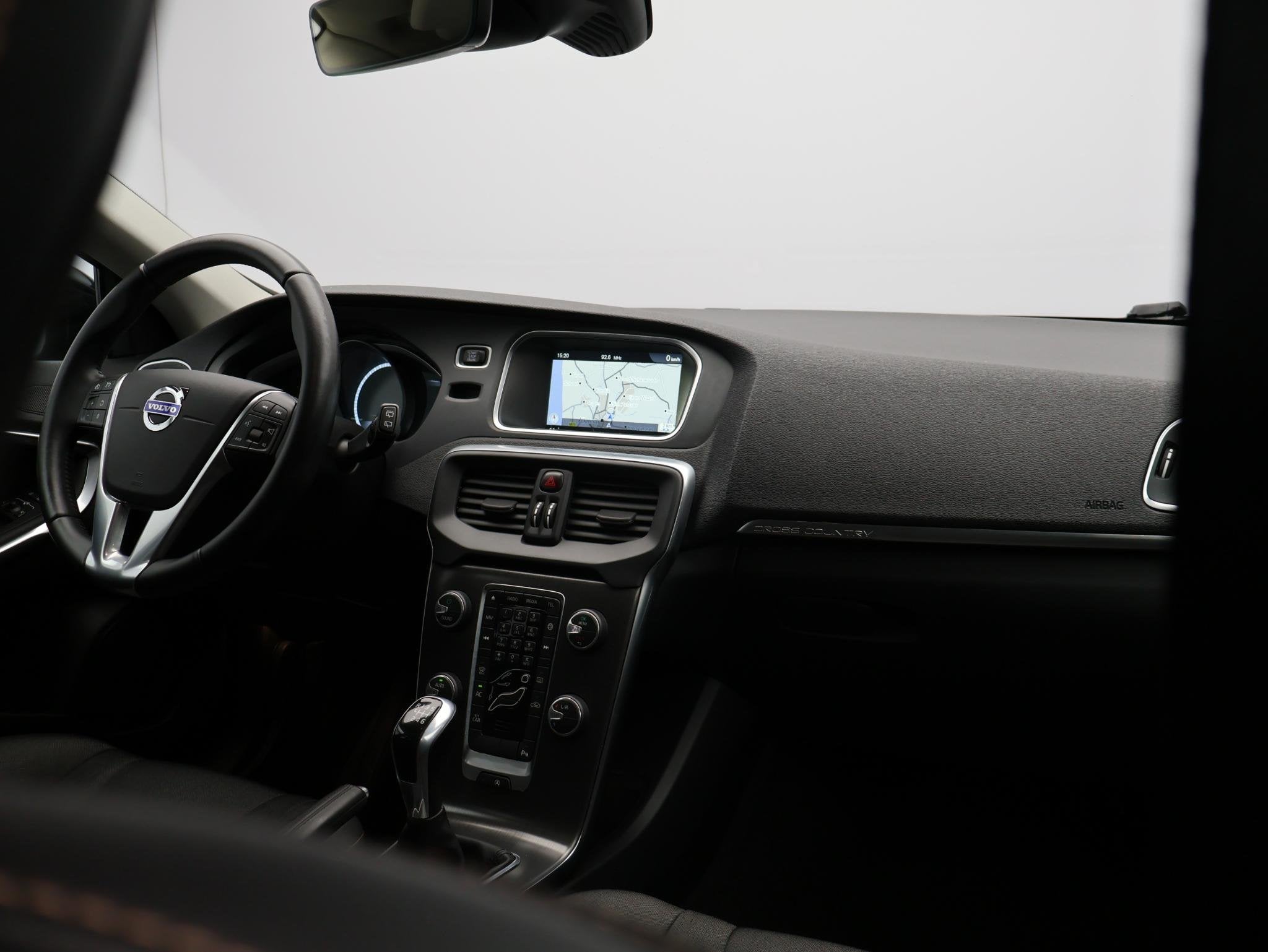 Volvo V40 Cross Country T4 180PK Momentum / Trekhaak / 17" /, Auto's, Gebruikt, 4 cilinders, Automatische klimaatregeling, 179 pk