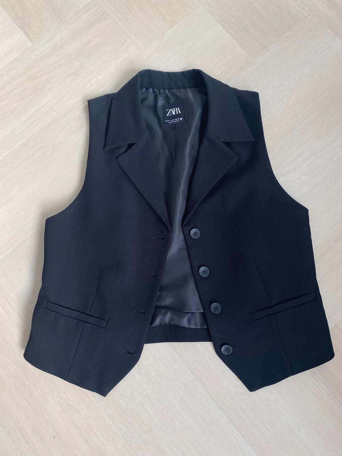Zwarte Zara gilet - Maat M, Ophalen of Verzenden, Zo goed als nieuw, Maat 38/40 (M), Zwart