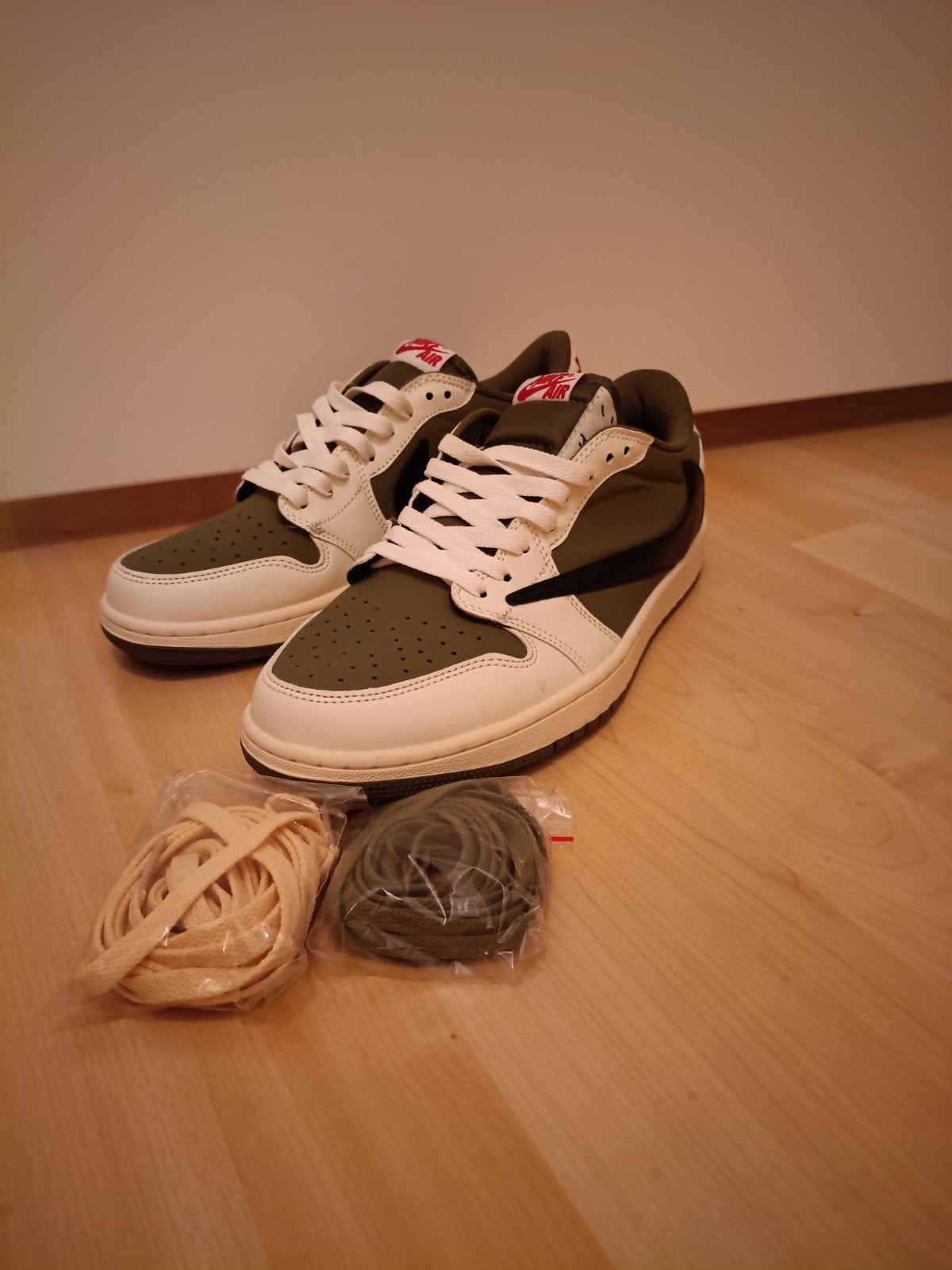 Nike Travis Scott Medium Olive Maat 44 Ongedragen, Overige kleuren, Nieuw, Ophalen of Verzenden, Sneakers of Gympen