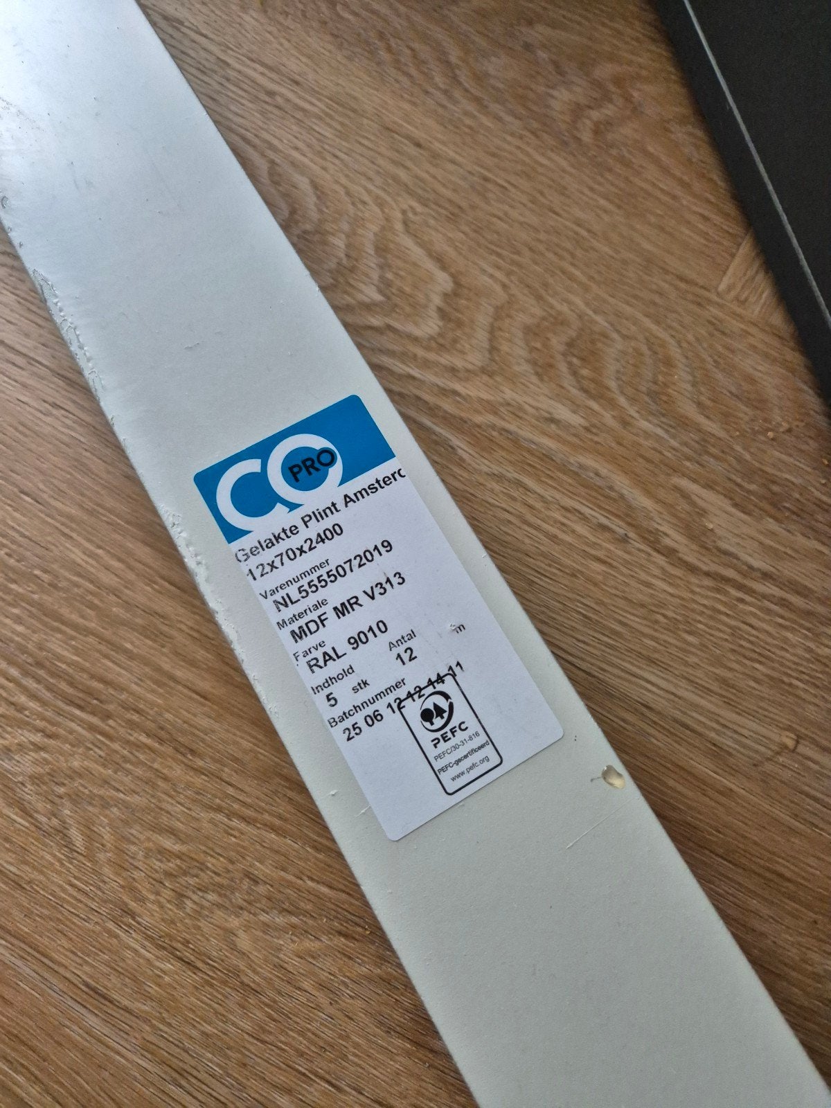Nieuwe gelakte plint Amsterdam 12x70x2400 RAL 9010, Ophalen, Nieuw, Mdf, 200 tot 250 cm