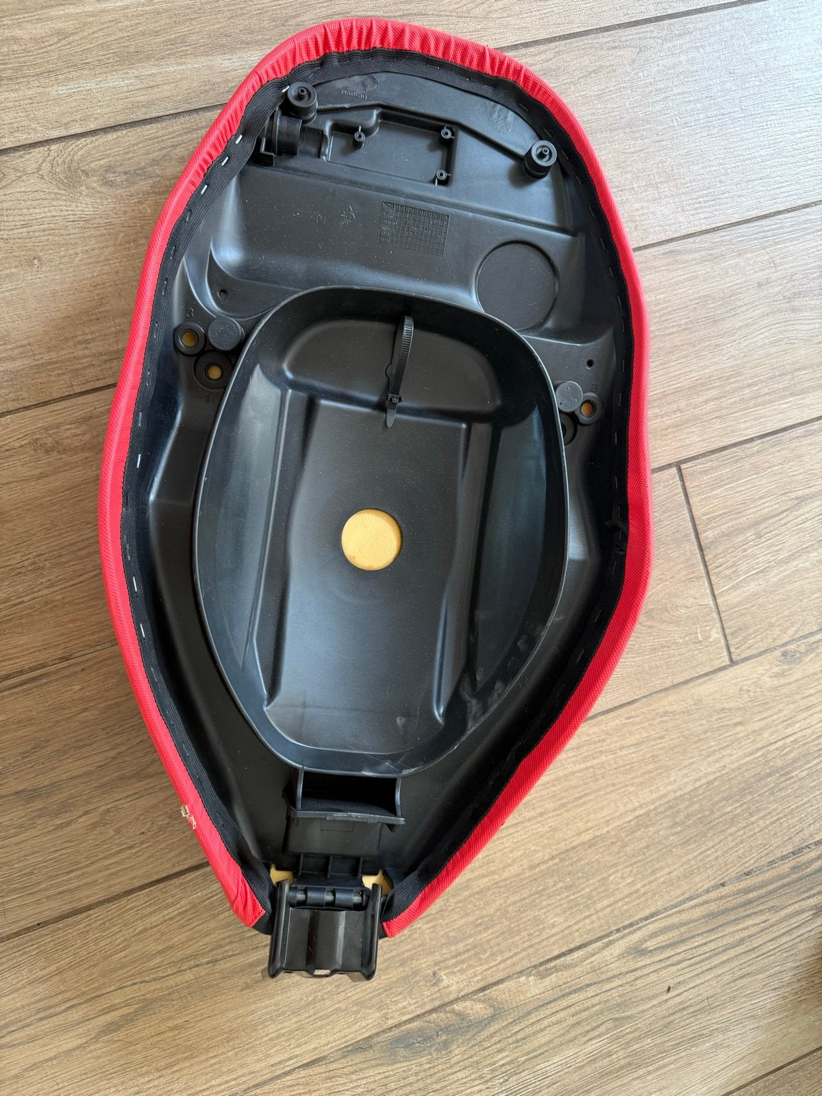 Scooter Zadel - Rood/Zwart - Comfortabel en Stijlvol, Fietsen en Brommers, Ophalen of Verzenden, Zo goed als nieuw, Zadel, Overige merken