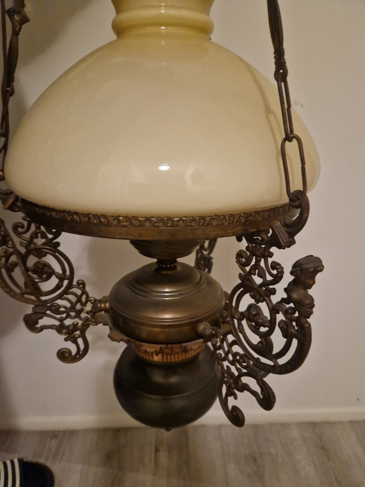 Antieke hanglamp met opaline kap en bronzen details, Ophalen