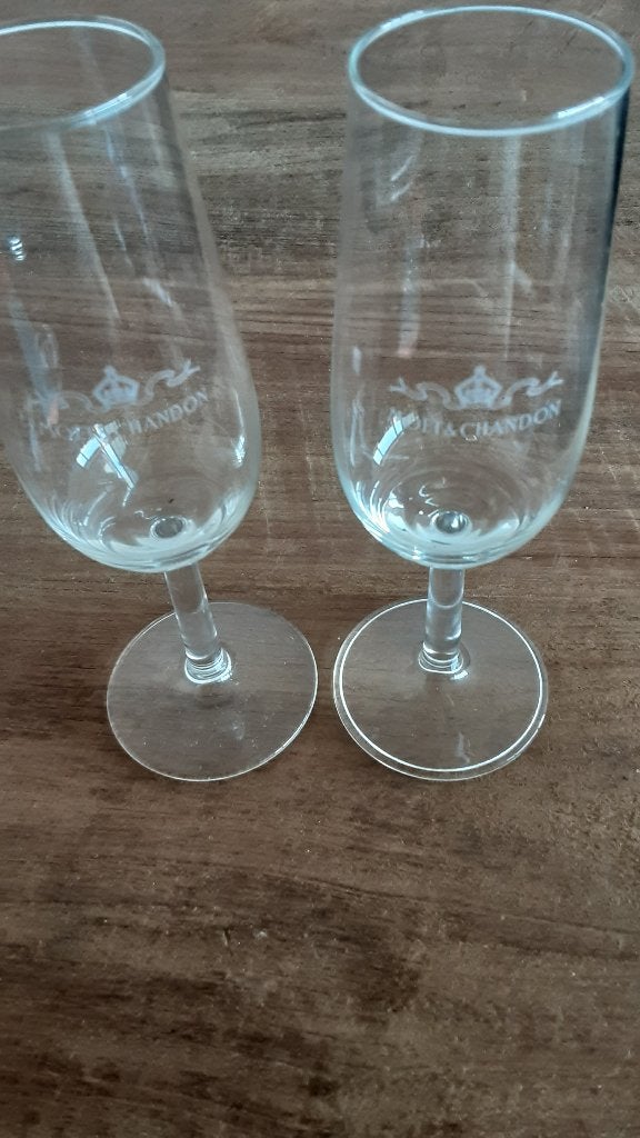 MOET & CHANDON glazen, tulpvorm, 16,5 cm hoog, 2 st., Ophalen of Verzenden, Zo goed als nieuw, Borrel- of Shotglas