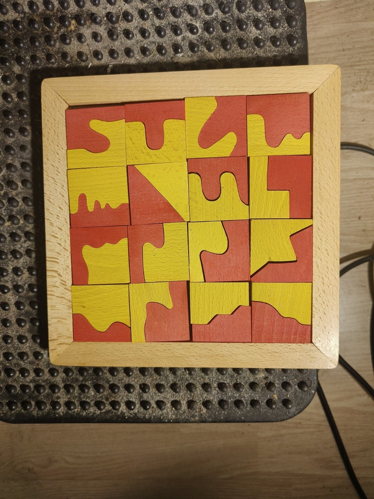Houten legpuzzel met rode en gele stukjes, Ophalen of Verzenden, Minder dan 500 stukjes, Gebruikt, Legpuzzel