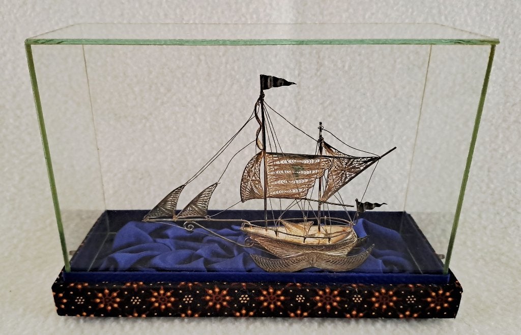 Decoratief filigraan scheepsmodel in vitrine., Ophalen