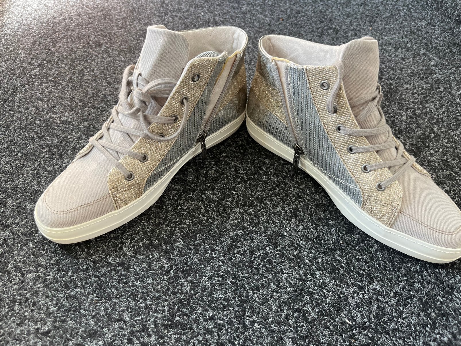 Tamaris (active touch it) grijs beige met glitters maat 41, Overige kleuren, Ophalen of Verzenden, Sneakers of Gympen, Zo goed als nieuw