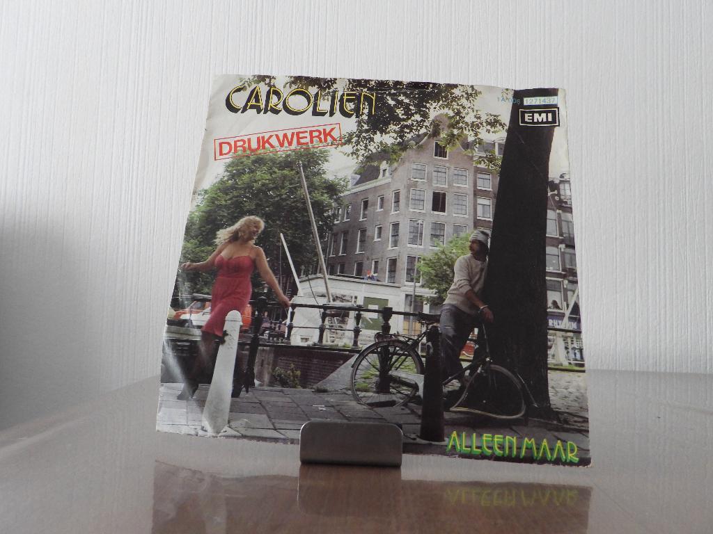 Drukwerk – Carolien - Alleen maar 1984, Ophalen of Verzenden, Gebruikt, Pop, Single