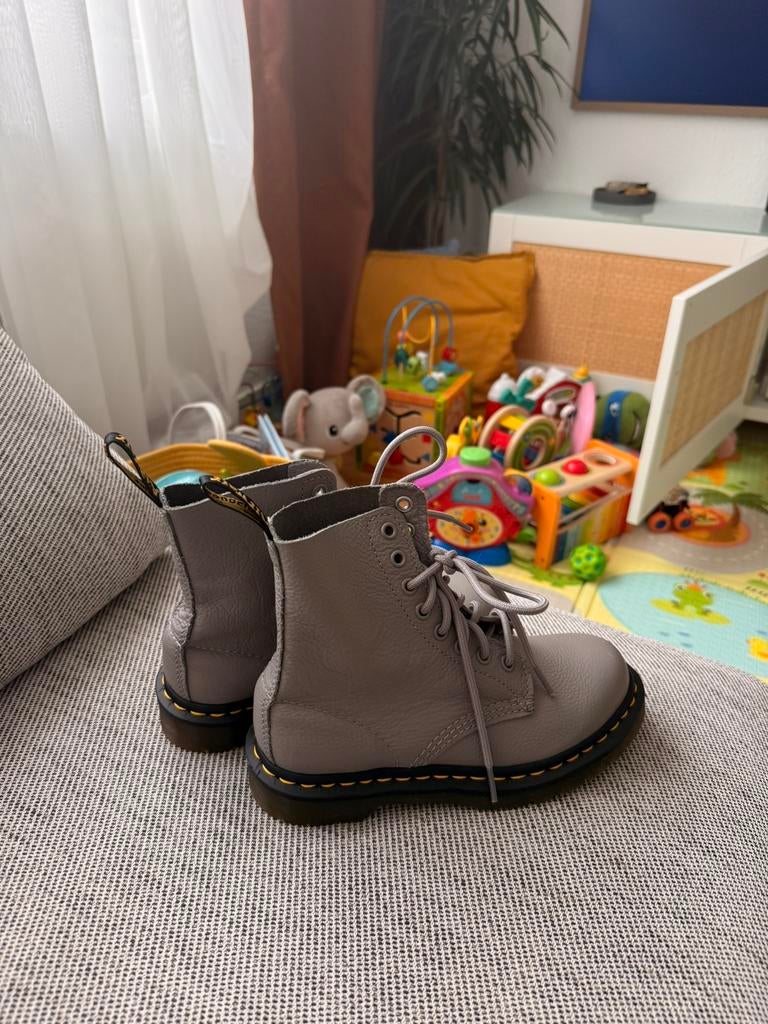 Dr. Martens laarsjes, Ophalen, Lage of Enkellaarzen, Nieuw, Grijs