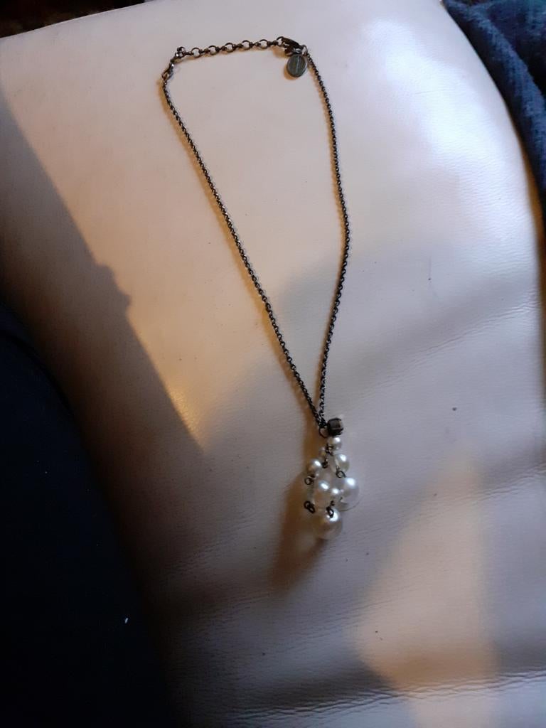 Prachtige bronzen ketting met trosje nep parels  KONPLOTT, Sieraden, Tassen en Uiterlijk, Overige materialen, Verstelbaar, Overige kleuren