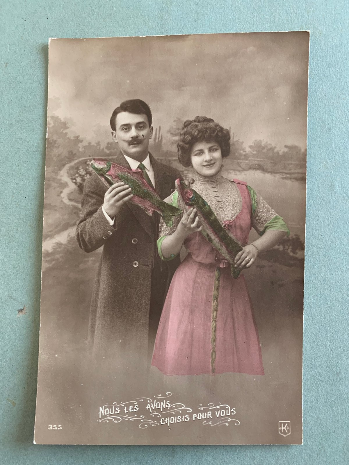 1 April - dame en heer met vis, Ophalen of Verzenden, Voor 1920, Gelopen, Overige thema's