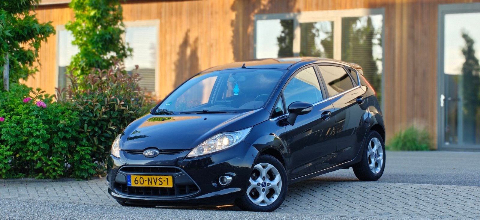 Ford Fiësta 1.25 60KW 5DR 2010 Zwart, Auto's, Ford, Voorwielaandrijving, Stof, Metallic lak, Zwart