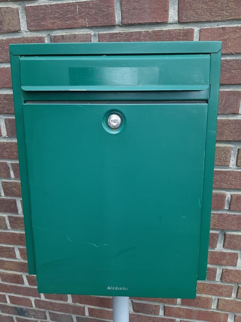 Brabantia brievenbus met 2 sleutels en grondpaal, Tuin en Terras, Brievenbussen, Ophalen, Aluminium, Staande brievenbus
