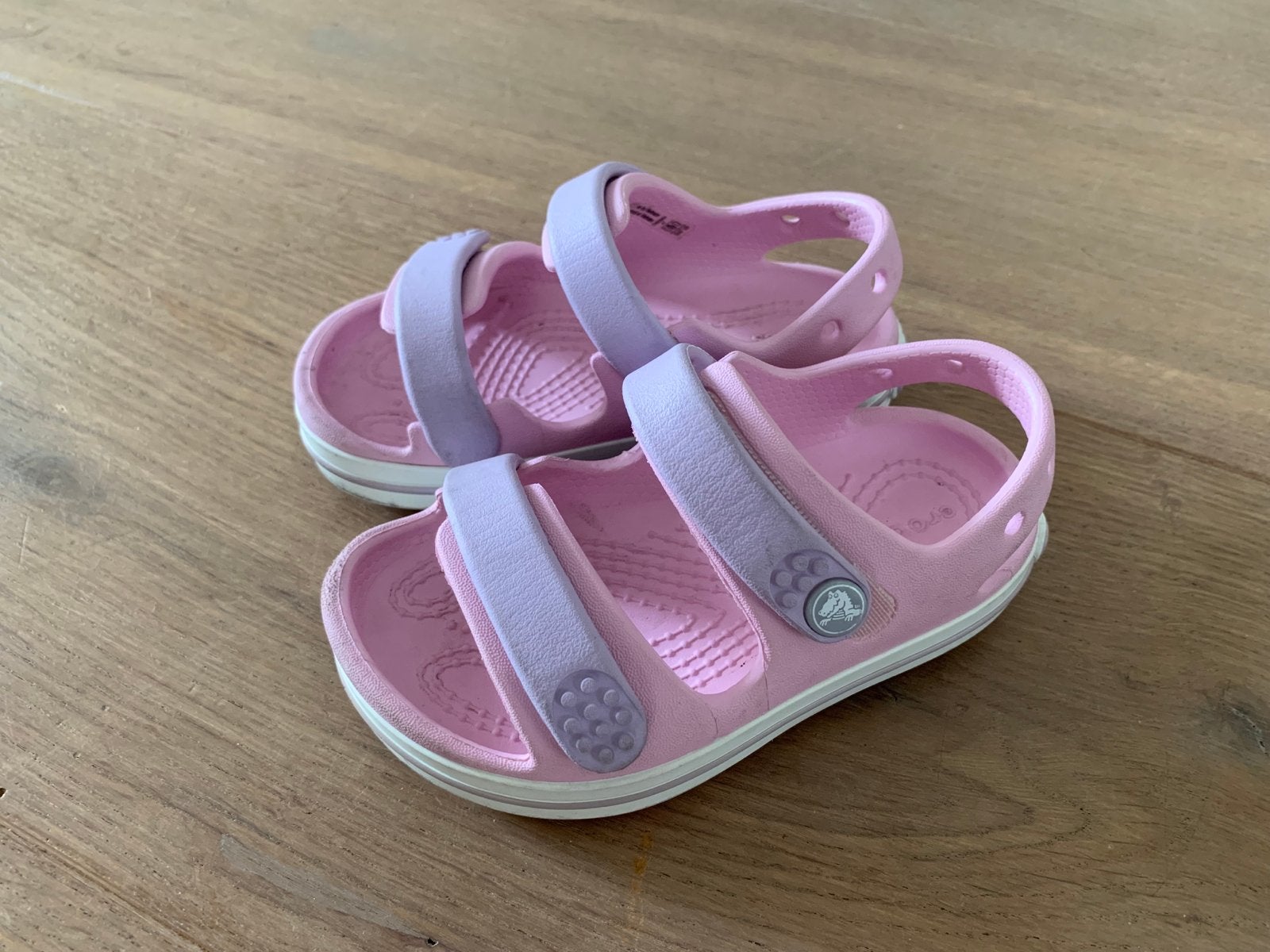 Roze Crocs sandalen voor meisjes - Maat 23-24, Kinderen en Baby's, Kinderkleding | Schoenen en Sokken, Gebruikt, Meisje, Schoenen