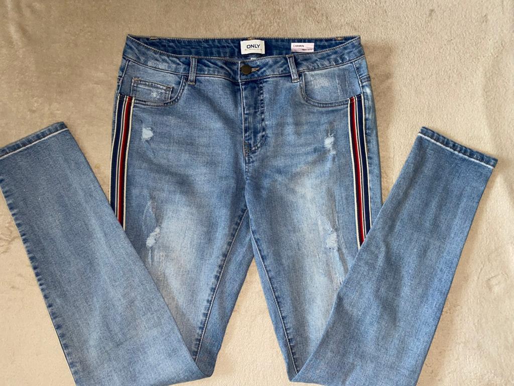 Mooie nieuwe spijkerbroek van merk Only in maat 30/32, Ophalen of Verzenden, Zo goed als nieuw, Blauw, W30 - W32 (confectie 38/40)