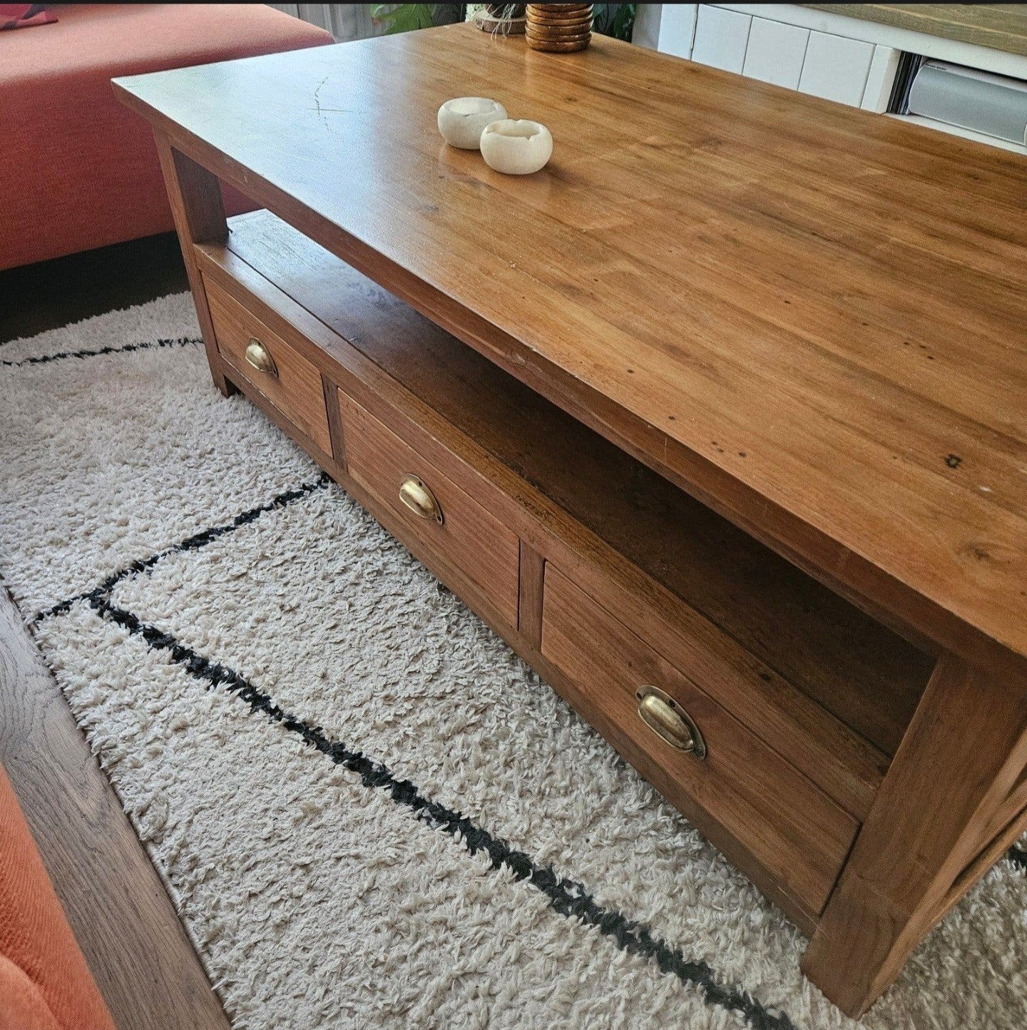Foto 3 van Massief houten salontafel met lades