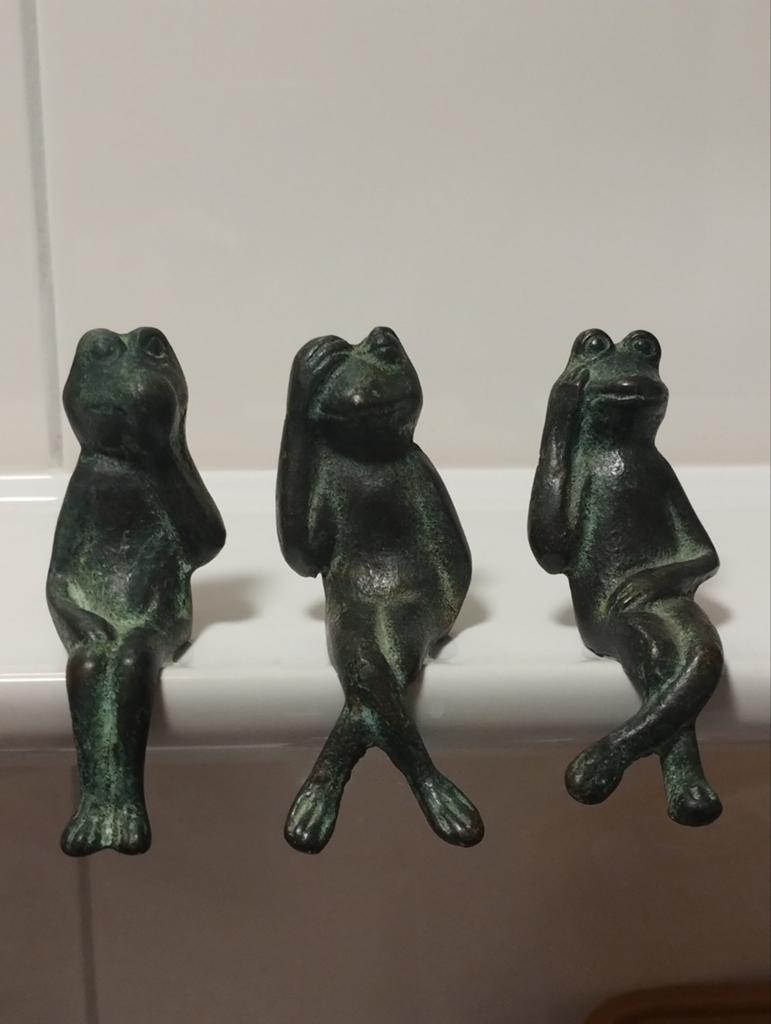 Bronzen kikkers voor op de kast "horen, zien en zwijgen", Verzamelen, Beelden en Beeldjes, Ophalen of Verzenden