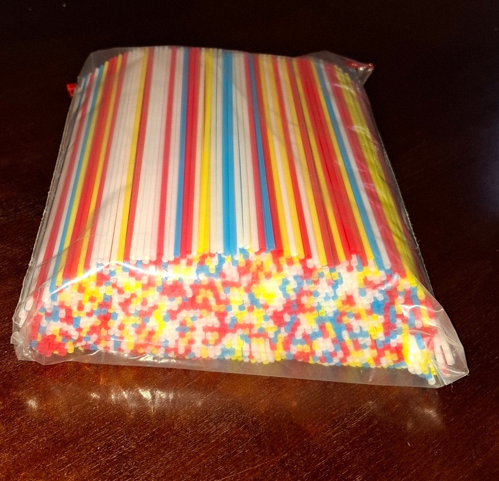 Ongebruikte gekleurde plastic rietjes – grote zak, Ophalen of Verzenden, Nieuw, Feestartikel