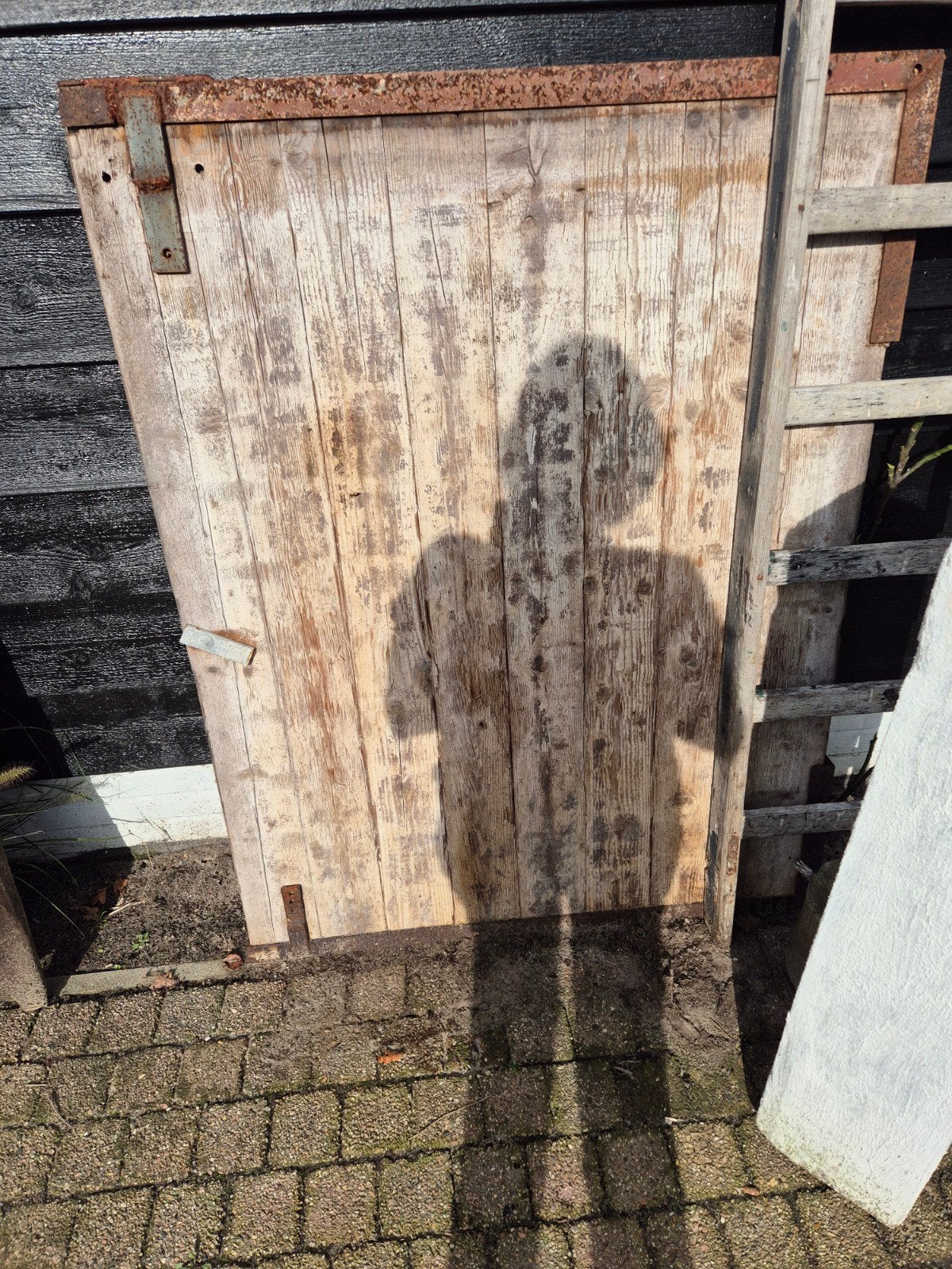 sobere oude houten staldeur, Ophalen