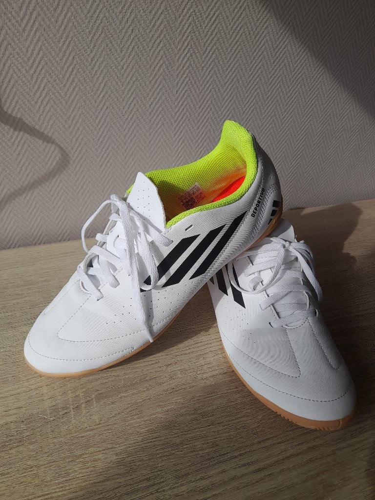 Zaalvoetbalschoenen Adidas, Maat XS of kleiner, Schoenen, Ophalen of Verzenden, Zo goed als nieuw