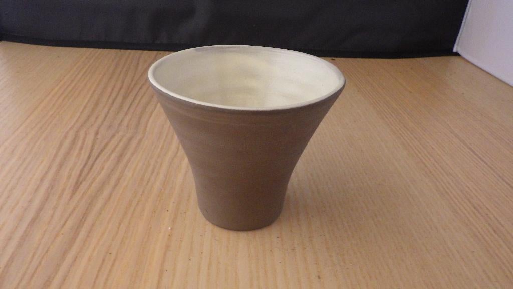 mooie donkerbruine kelkvaas met witte binnenkant, Ophalen of Verzenden, Overige typen