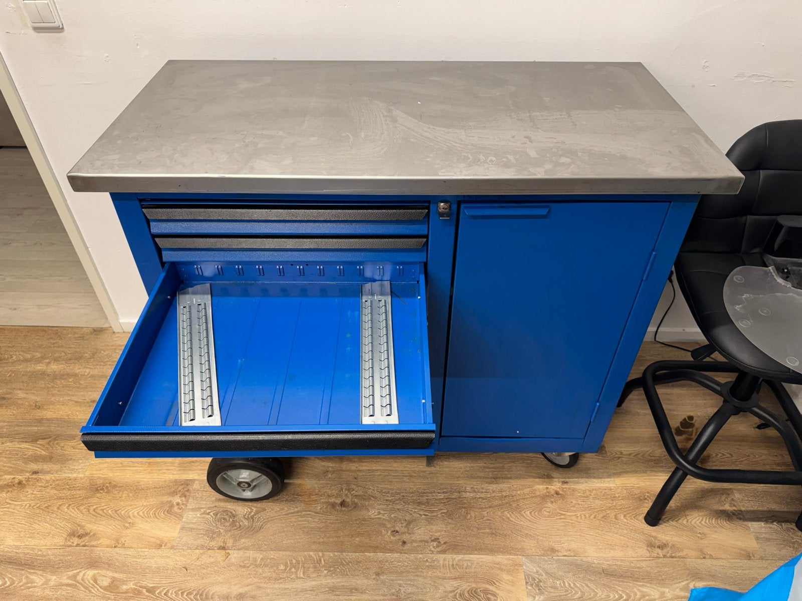 Gedore 1504 Gereedschapswagen met RVS werkblad, Ophalen, 70 tot 120 cm, Bankschroef, Gedore