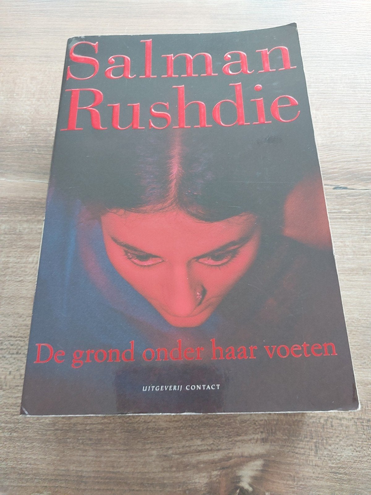 Salman Rushdie - De grond onder haar voeten, Boeken, Ophalen of Verzenden, Gelezen, Salman Rushdie, Europa overig