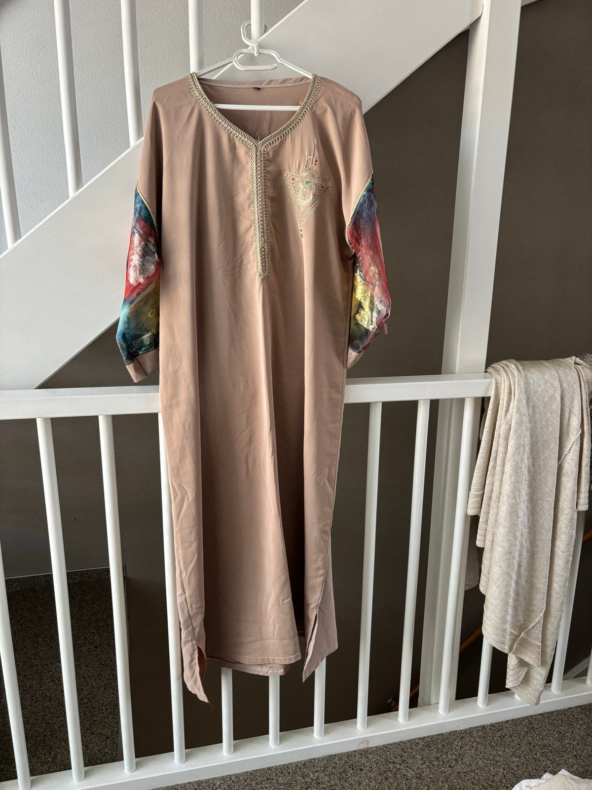 Elegante Kaftan met Kleurrijke Mouwen en Borduurwerk, Beige, Maat 42/44 (L), Ophalen of Verzenden, Zo goed als nieuw