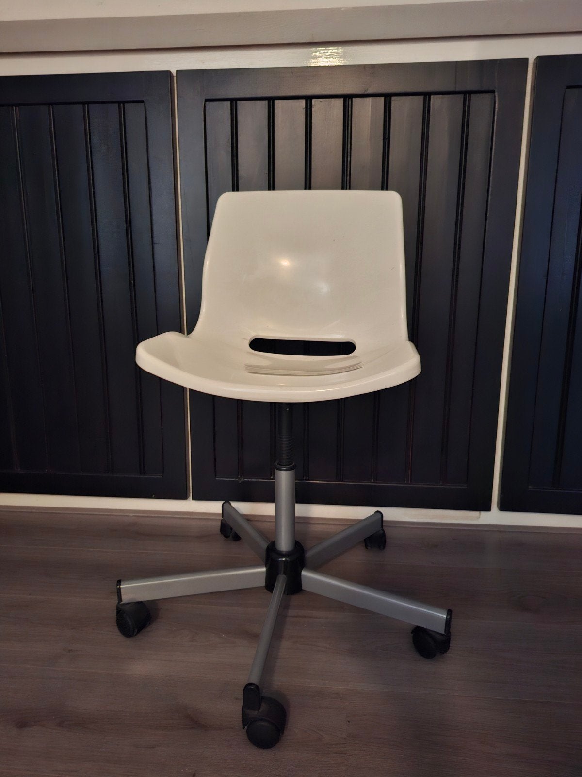 Gratis: witte bureaustoel met wielen, Ophalen of Verzenden, Zo goed als nieuw, Wit