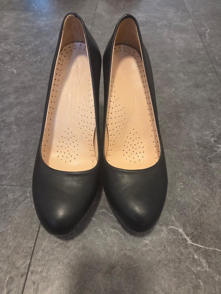 Zwarte uniform hakken maat 37-38, Kleding | Dames, Schoenen, Ophalen of Verzenden, Zo goed als nieuw, Zwart, Werkschoenen
