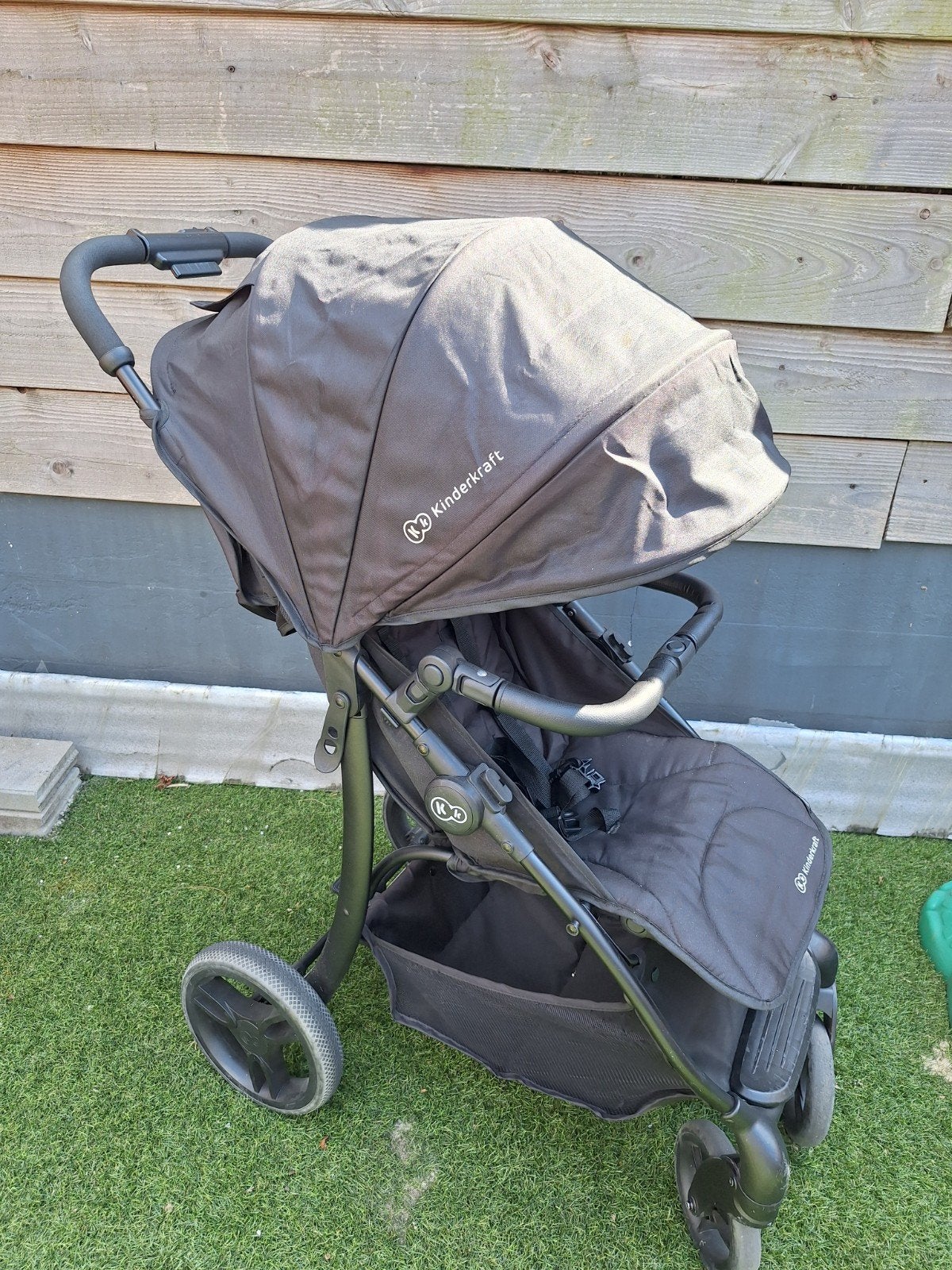 Kinderkraft Buggy in nette staat, voor kinderen tot 15 kg, Kinderen en Baby's, Buggy's, Ophalen, Overige merken, Verstelbare rugleuning