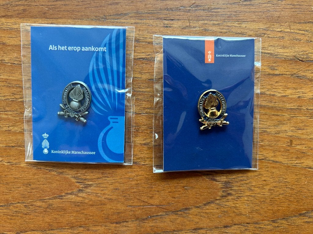 2x Opsporingsspeldje / pin Koninklijke Marechaussee, Ophalen of Verzenden, Nieuw, Overige onderwerpen, Speldje of Pin