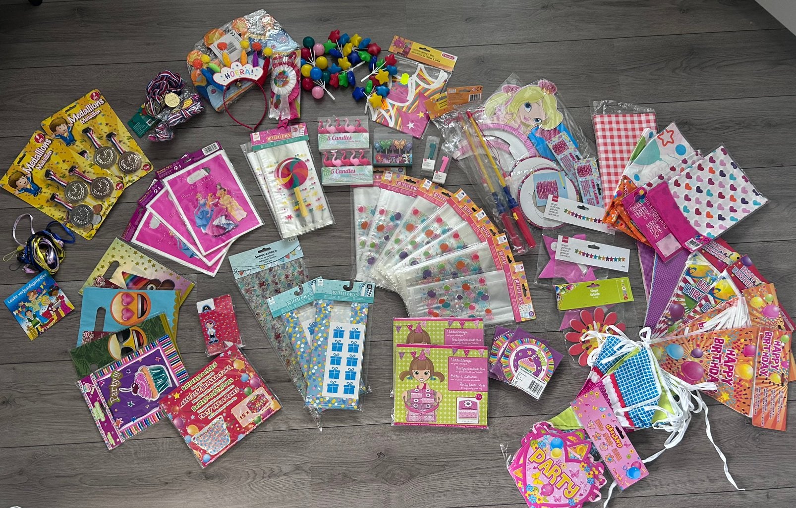 Uitgebreid pakket vol feestartikelen, Hobby en Vrije tijd, Feestartikelen, Ophalen of Verzenden, Zo goed als nieuw, Versiering