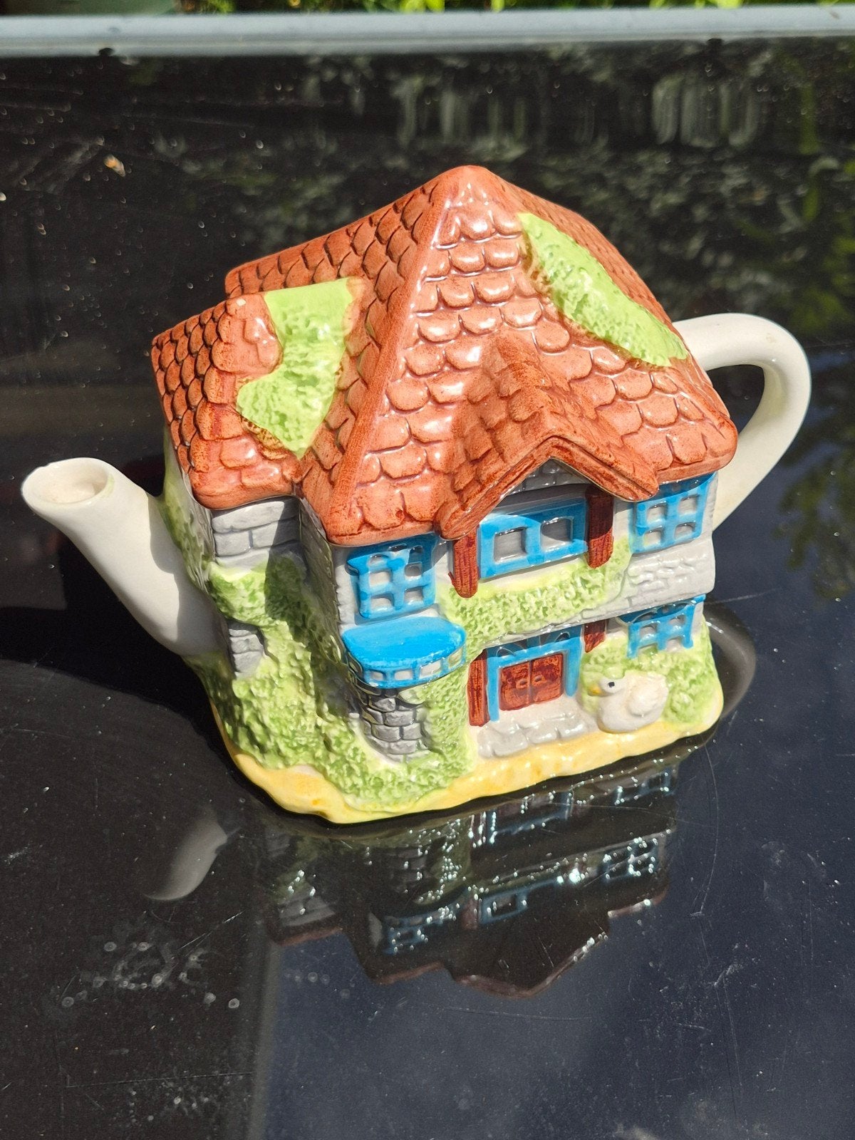 Schattige theepot in de vorm van een cottage, Theepot/fluitketel, Gebruikt, Ophalen of Verzenden, Steen/keramiek