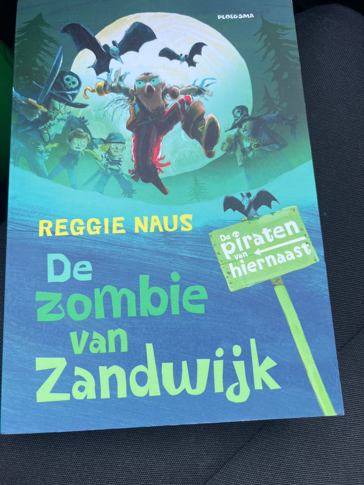 De zombie van Zandwijk - Reggie Naus (Kinderboek), Ophalen of Verzenden, Zo goed als nieuw, Fictie