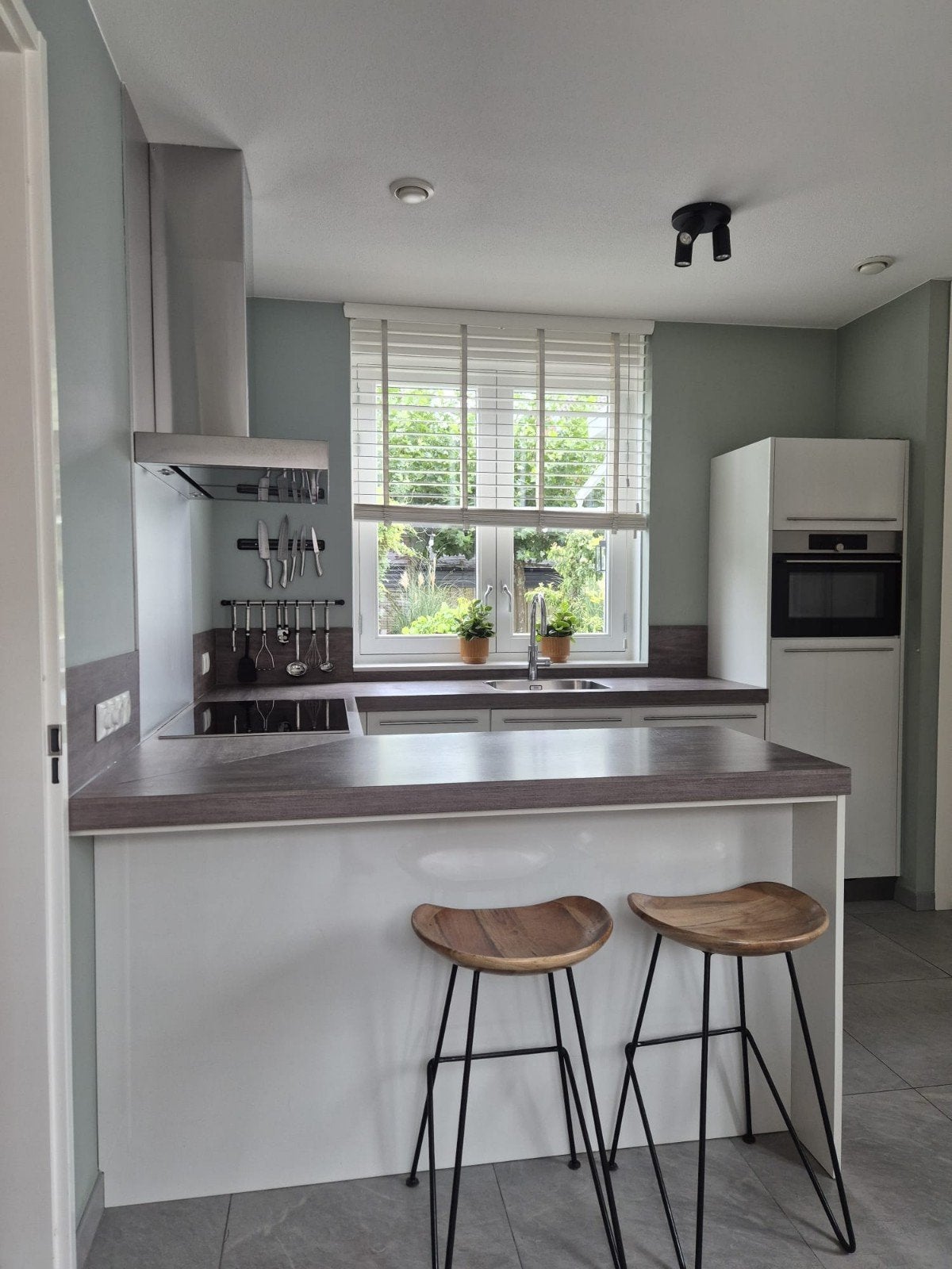 Moderne stone grey keuken met inbouwapparatuur en Quooker