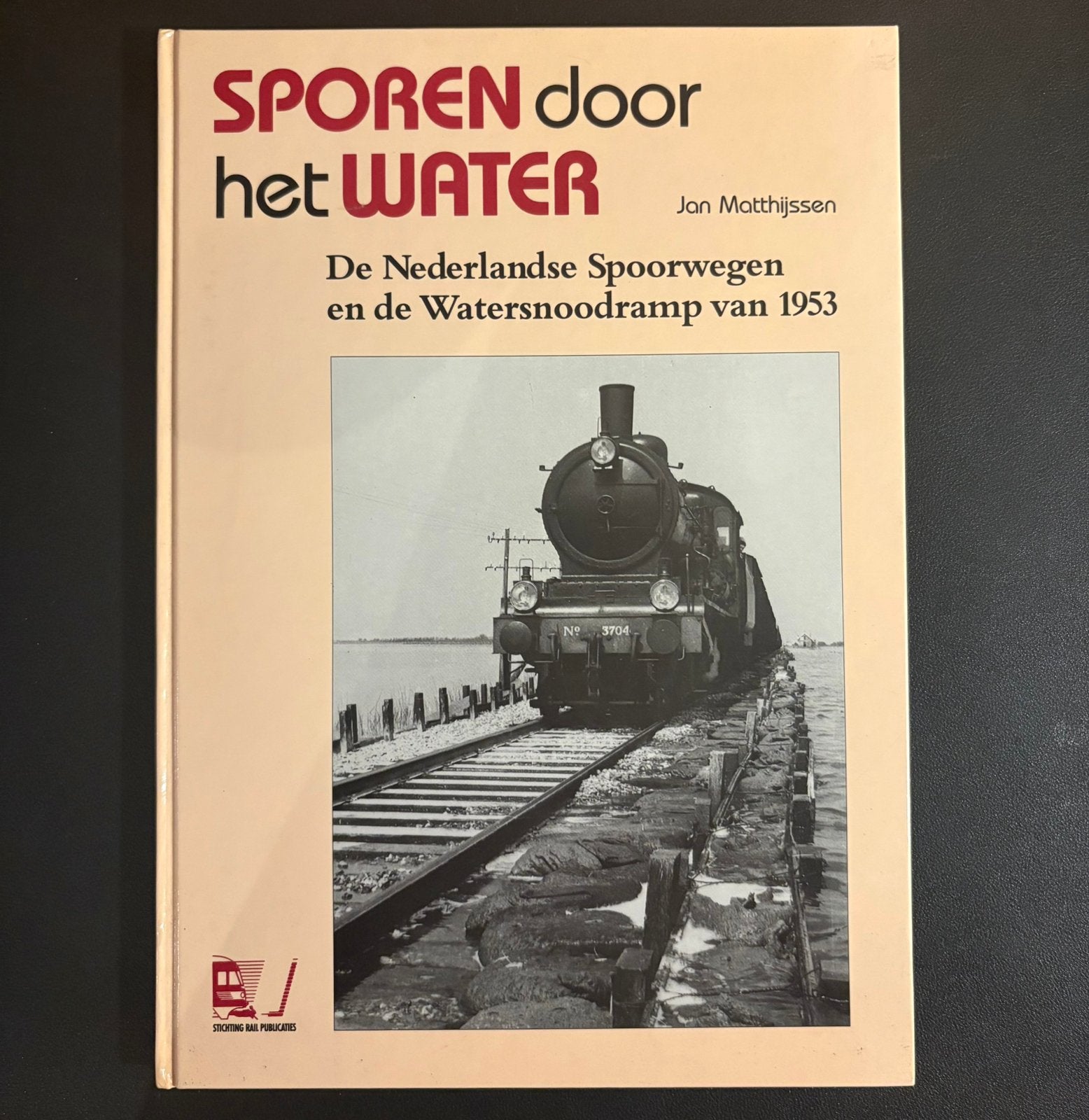 Sporen door het water - de NS en de Watersnoodramp (1993), Ophalen of Verzenden, Zo goed als nieuw, Trein, Boek of Tijdschrift