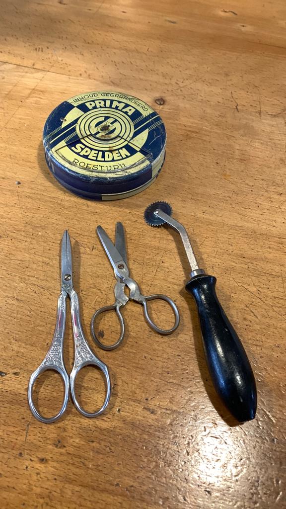 Oud naaigerei : radeerwieltje, schaartjes en speldendoos, Ophalen of Verzenden