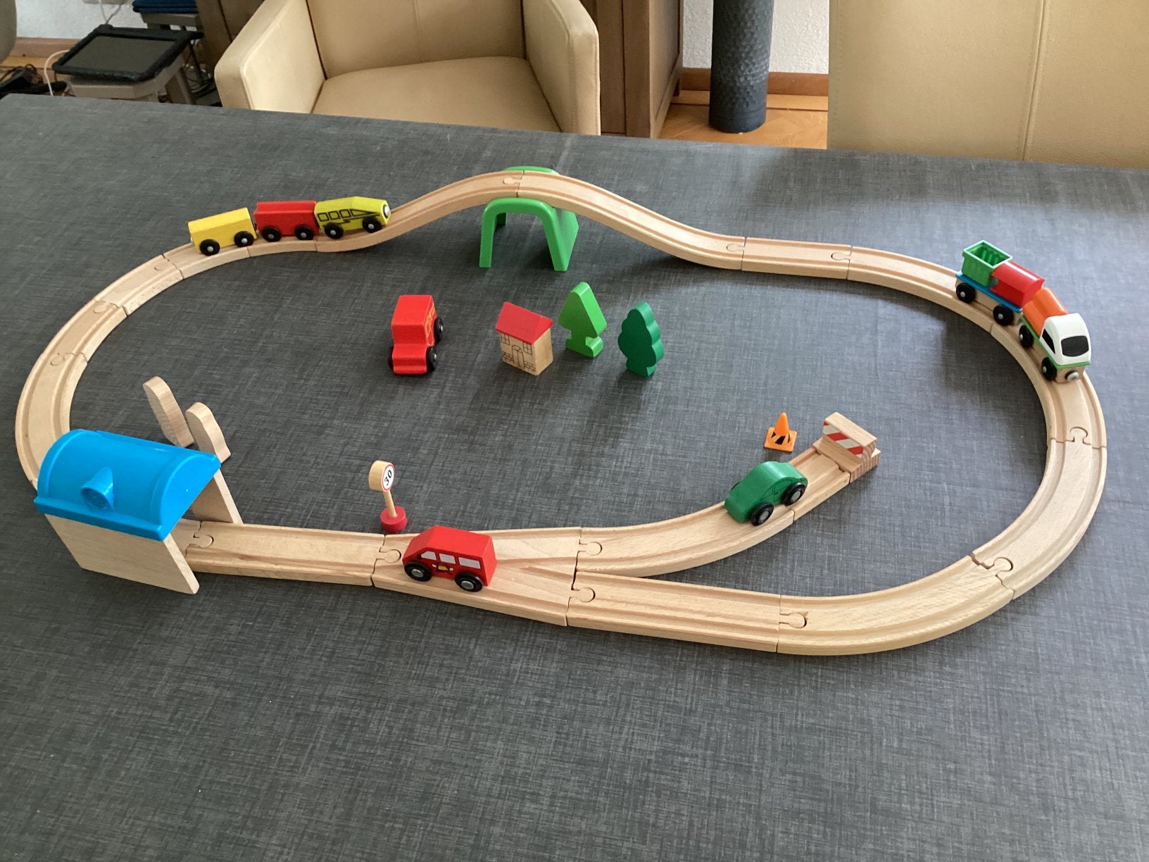Houten treinbaan met treinen en auto’s, Ophalen of Verzenden, Zo goed als nieuw