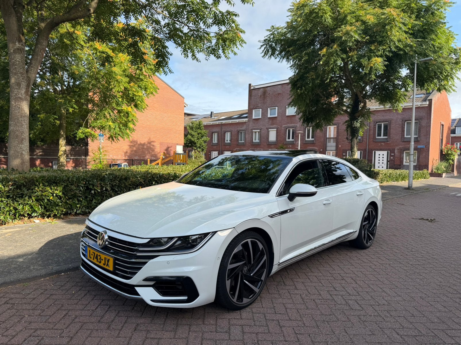 VW Arteon 2.0 TSI R-Line | Panorama | Massage | Leder | 20”, Arteon, 1800 kg, Zwart, 1984 cc